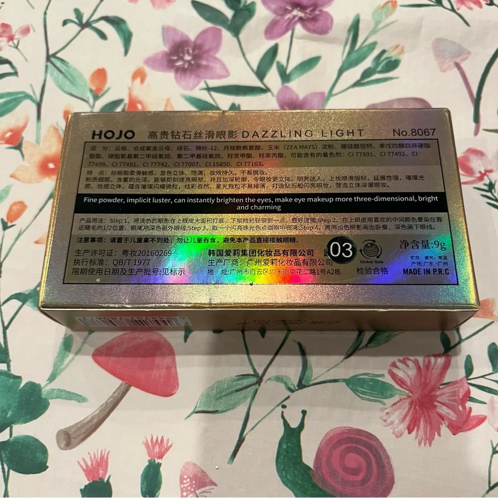 Gold Eyeshadow Palette with Bright and Neutral Colors